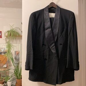 Gorgeous Armani black suit made Italy. 46R, 100% Wool and lining is 24 % silk.